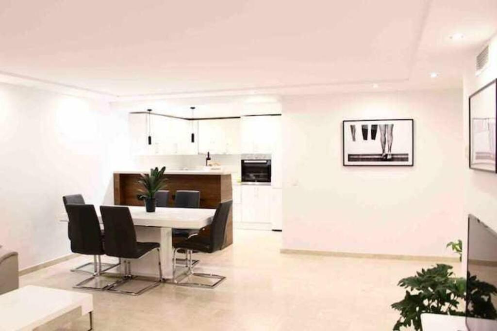 Large Modern Beach Front Apartment, Rooftop Pool!! Марбеля Екстериор снимка