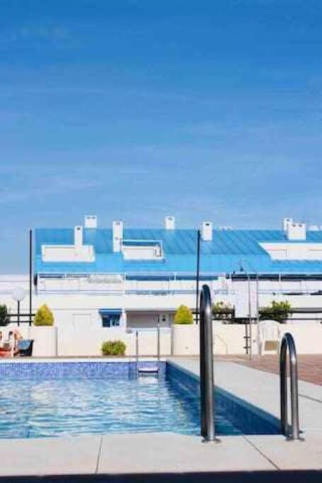 Large Modern Beach Front Apartment, Rooftop Pool!! Марбеля Екстериор снимка