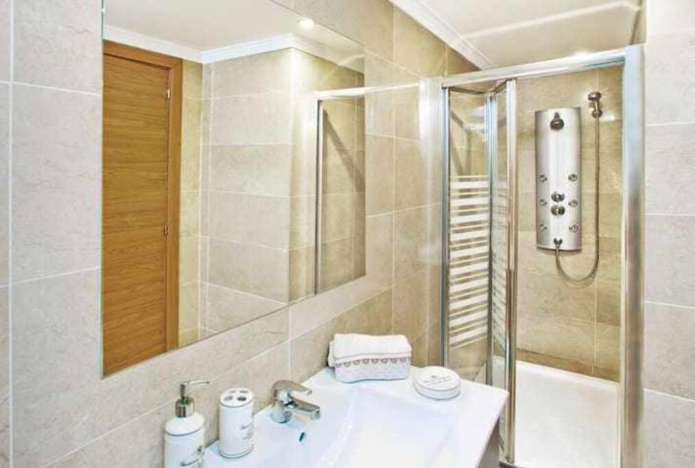 Large Modern Beach Front Apartment, Rooftop Pool!! Марбеля Екстериор снимка