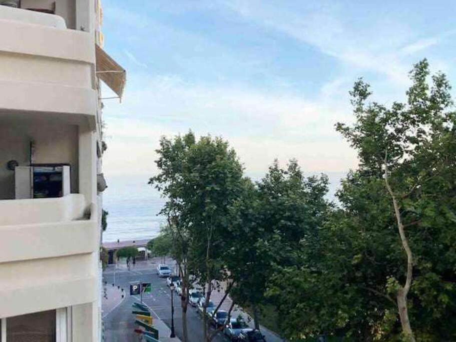 Large Modern Beach Front Apartment, Rooftop Pool!! Марбеля Екстериор снимка