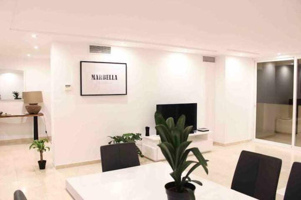 Large Modern Beach Front Apartment, Rooftop Pool!! Марбеля Екстериор снимка
