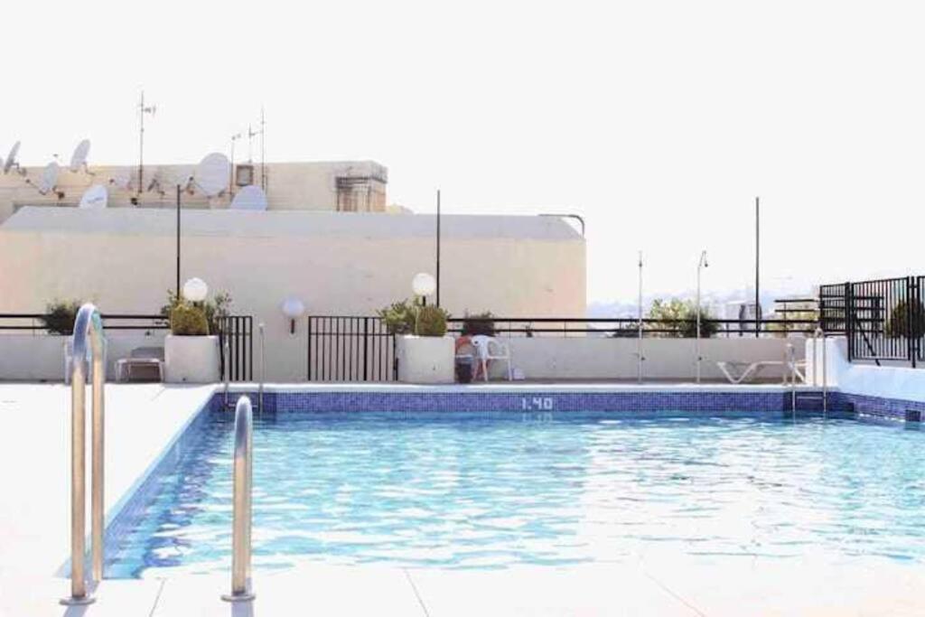 Large Modern Beach Front Apartment, Rooftop Pool!! Марбеля Екстериор снимка