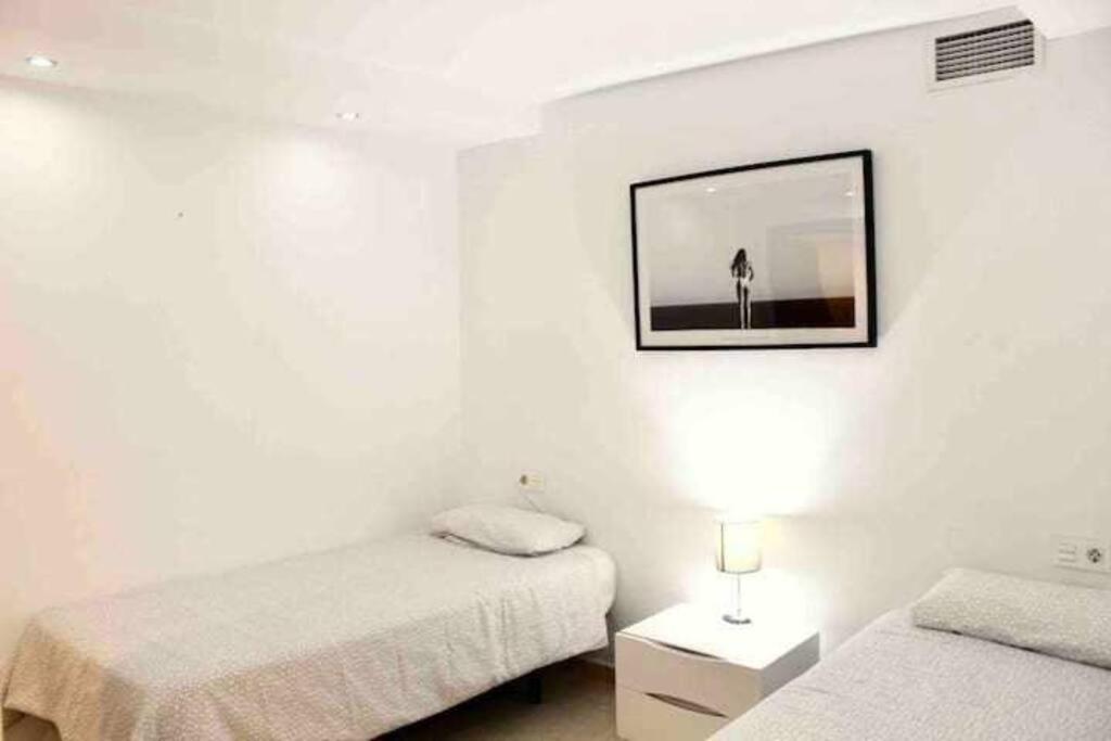 Large Modern Beach Front Apartment, Rooftop Pool!! Марбеля Екстериор снимка